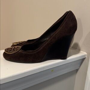 Tory Burch Brown Suede Sally Wedge 4" Designer Heel Gold Logo Size 7.5